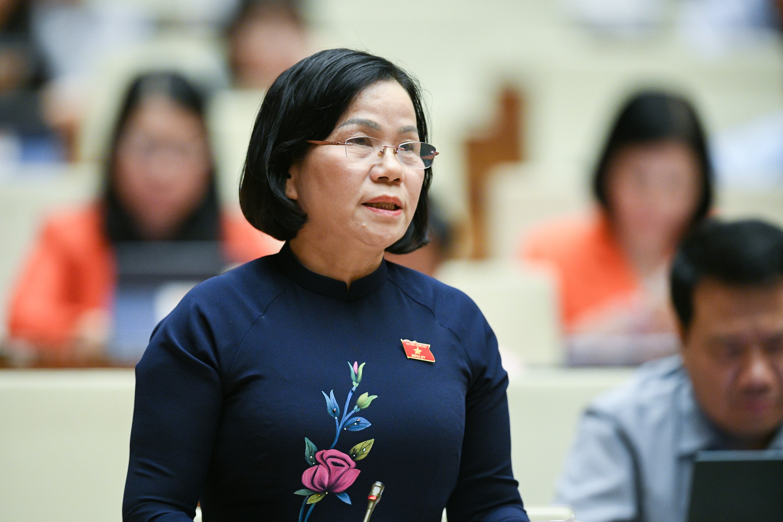 Đại biểu Khương Thị Mai - Đoàn Đại biểu Quốc hội tỉnh Nam Định không nên quy định yêu cầu ràng buộc phải có thời gian thực tế làm việc tại doanh nghiệp.