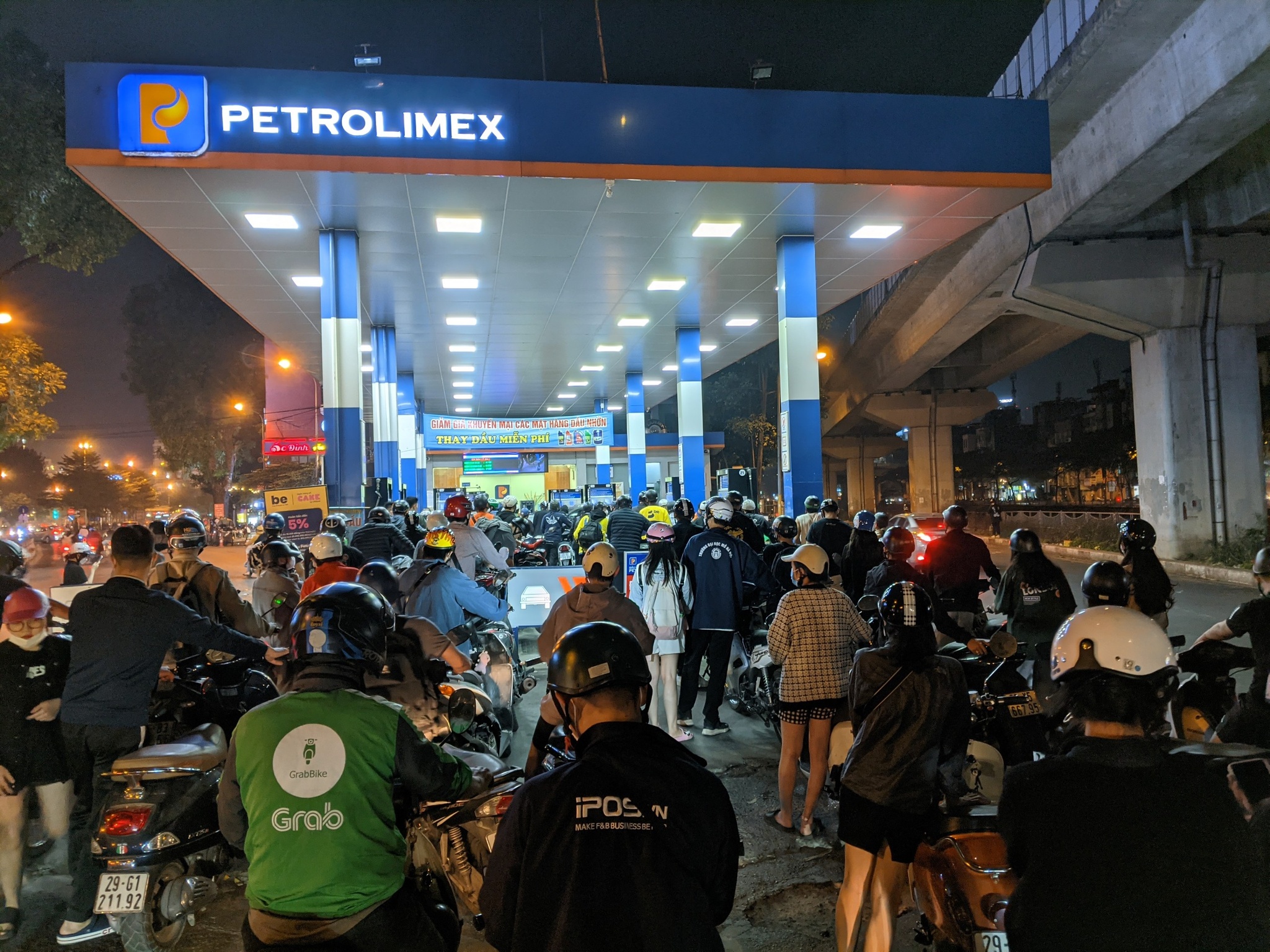 Đêm 11/11 hàng ngàn người dân gặp khó khi mua xăng dầu 