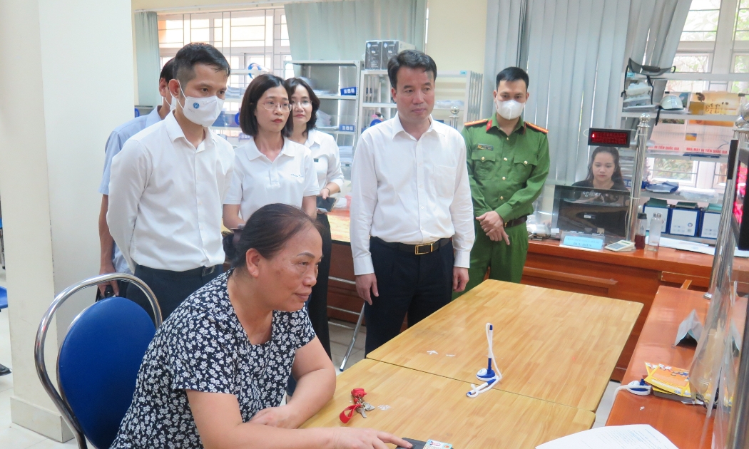 Thí điểm việc xác thực sinh trắc vân tay tại bộ phận Một cửa của Bảo hiểm xã hội quận Đống Đa (Hà Nội). Ảnh - Bảo hiểm xã hội Việt Nam.