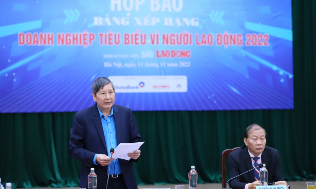 Phó Chủ tịch Thường trực Tổng Liên đoàn Lao động Việt Nam Trần Thanh Hải (đứng) thông tin về chương trình. Ảnh - Tô Thế.