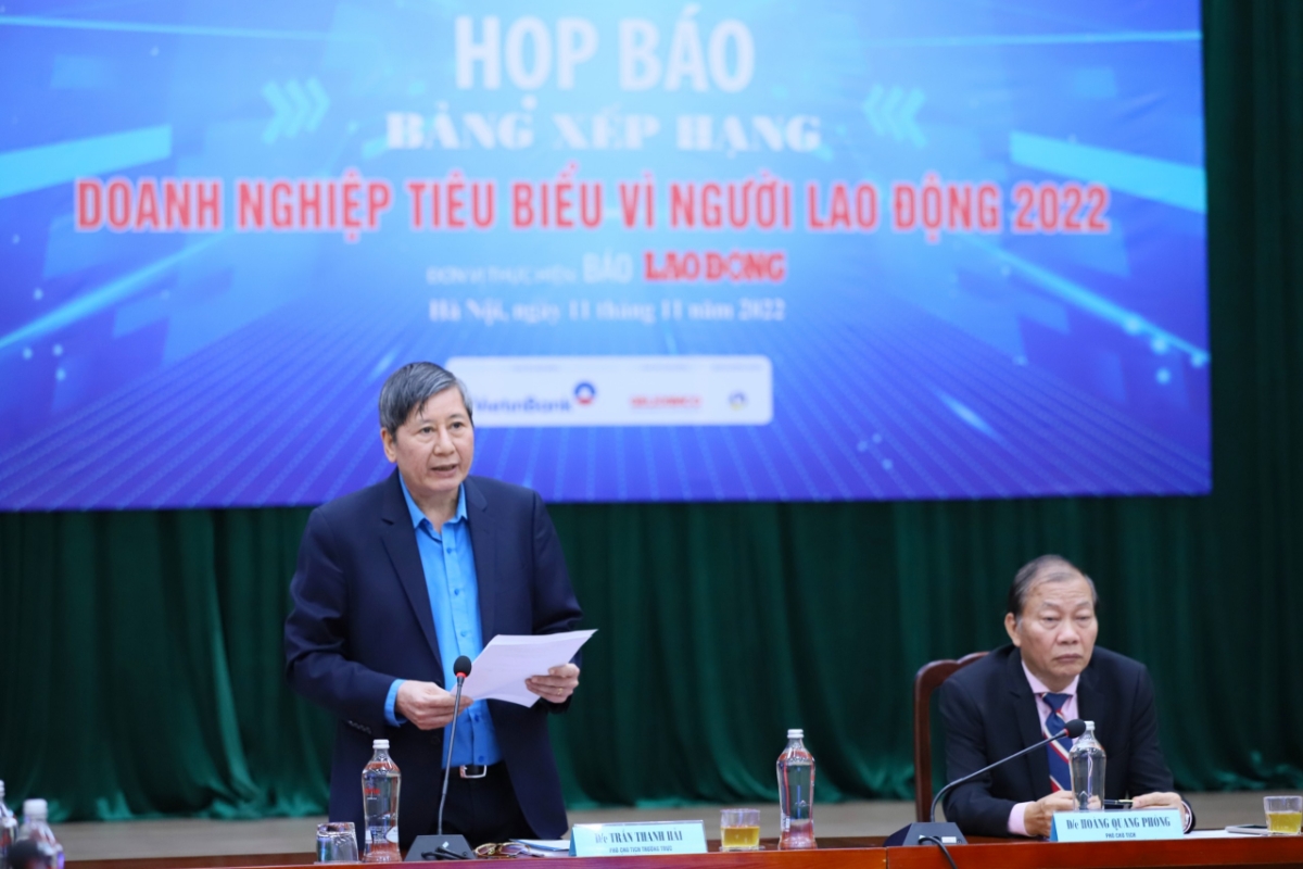 Phó Chủ tịch Thường trực Tổng Liên đoàn Lao động Việt Nam Trần Thanh Hải (đứng) thông tin về chương trình. Ảnh - Tô Thế.