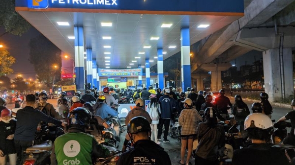 Dân xếp hàng dài chờ mua xăng, đại biểu Quốc hội đặt dấu hỏi về vai trò của Quỹ bình ổn giá xăng dầu