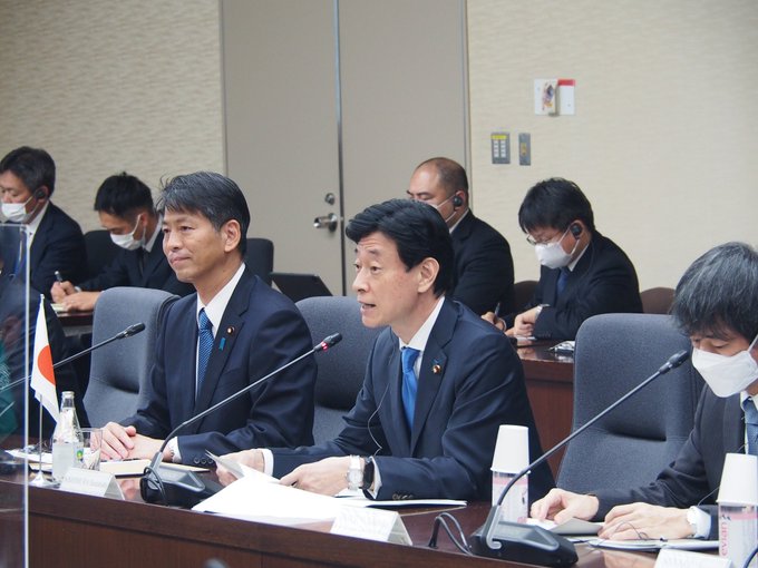 Bộ trưởng Kinh tế, Thương mại và Công nghiệp Nhật Bản Yasutoshi Nishimura công bố dự án Rapidus với cam kết đầu tư gần 500 triệu USD của Chính phủ Nhật - Ảnh: JP Times