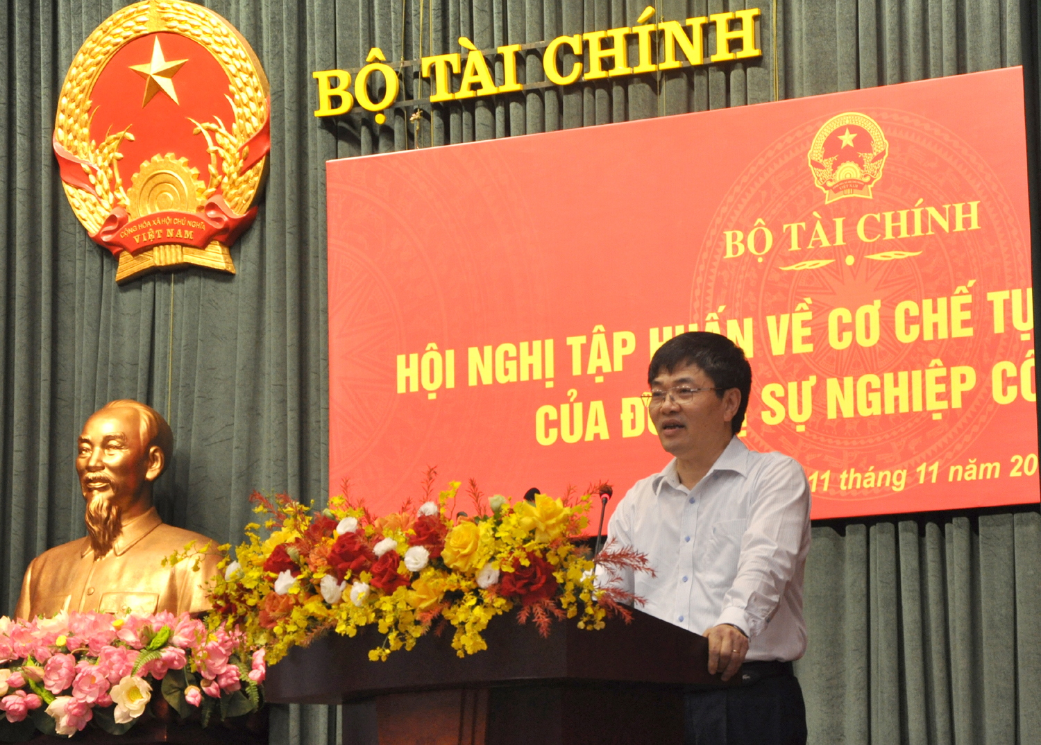 &Ocirc;ng Nguyễn Trường Giang, Vụ trưởng Vụ H&agrave;nh ch&iacute;nh sự nghiệp ph&aacute;t biểu tại hội nghị.