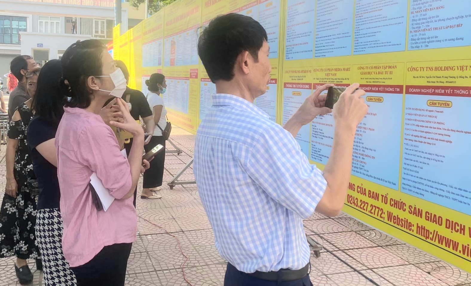 Người lao động t&igrave;m việc cuối năm. Ảnh - ND.&nbsp;