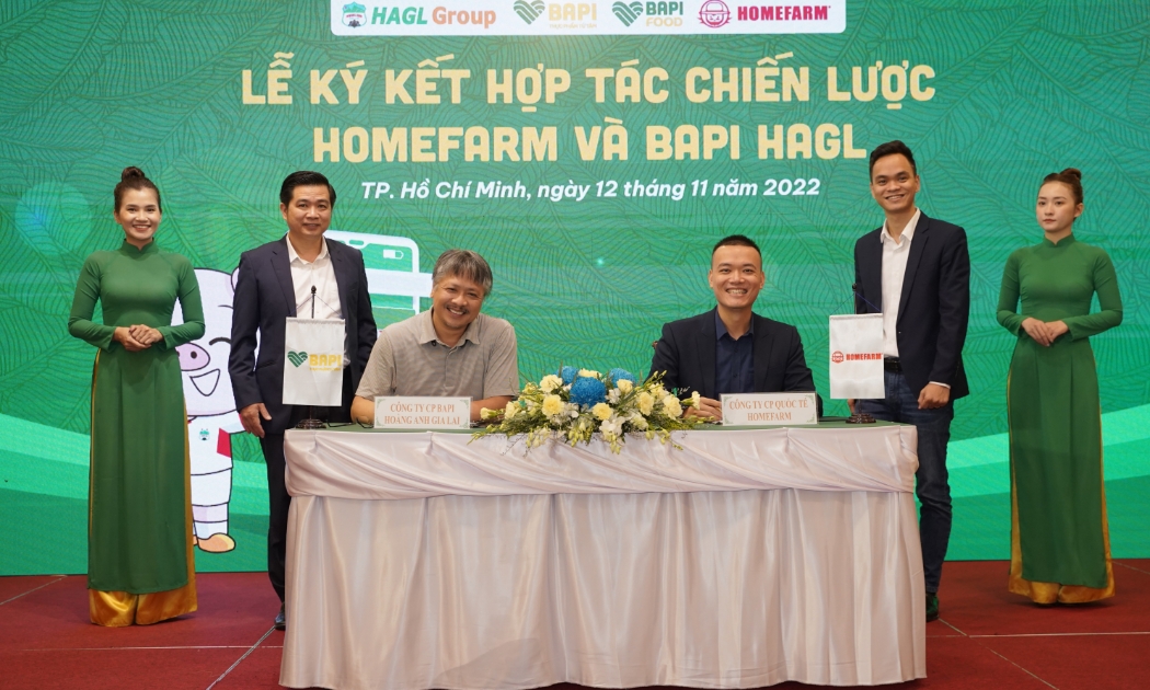 Ông Đinh Văn Lộc - Tổng Giám đốc Bapi Food (bên trái) và ông Trần Văn Trường - Tổng Giám đốc Homefarm (bên phải) tại lễ ký kết hợp tác chiến lược.