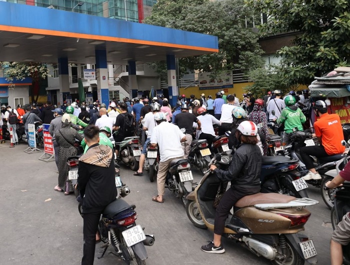 Tình trạng người dân xếp hàng dài chờ mua xăng đã diễn ra trong nhiều ngày.