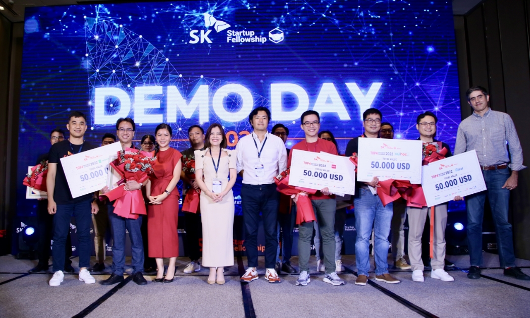Ban Tổ chức trao giải Top 4 startup Selly, VuiHoc, Bizzi và SoBanHang tại Chung kết SKSF 2022.