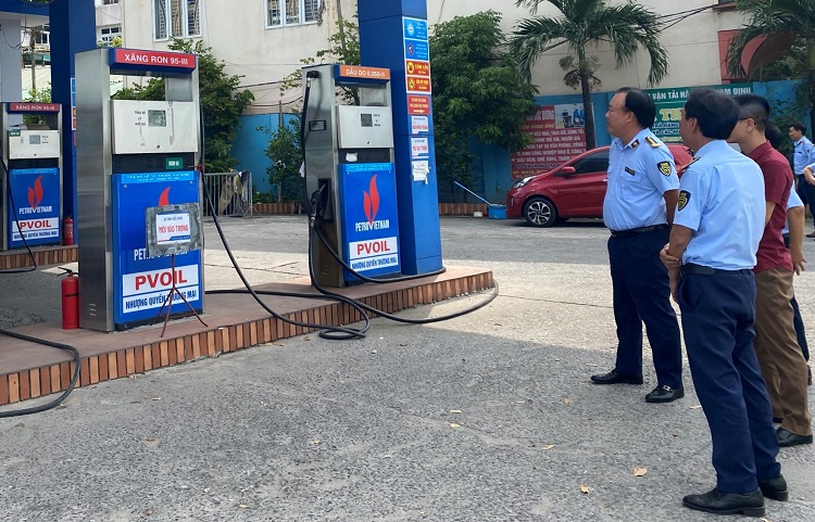 Gi&aacute;m s&aacute;t c&aacute;c cửa h&agrave;ng b&aacute;n lẻ xăng dầu, ki&ecirc;n quyết xử l&yacute; nghi&ecirc;m mọi h&agrave;nh vi vi phạm