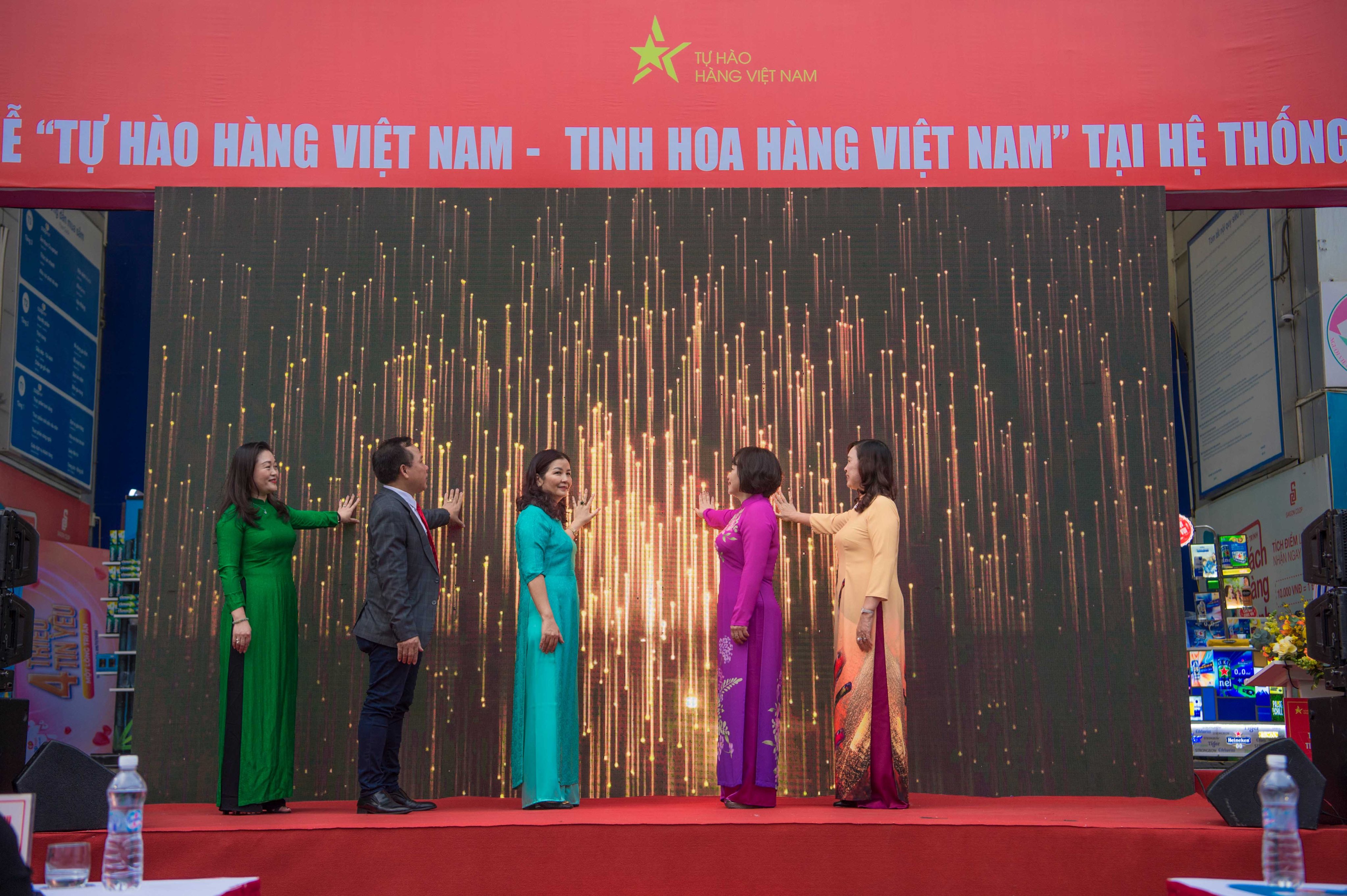 C&aacute;c đại biểu bấm n&uacute;t ph&aacute;t động Tuần lễ.