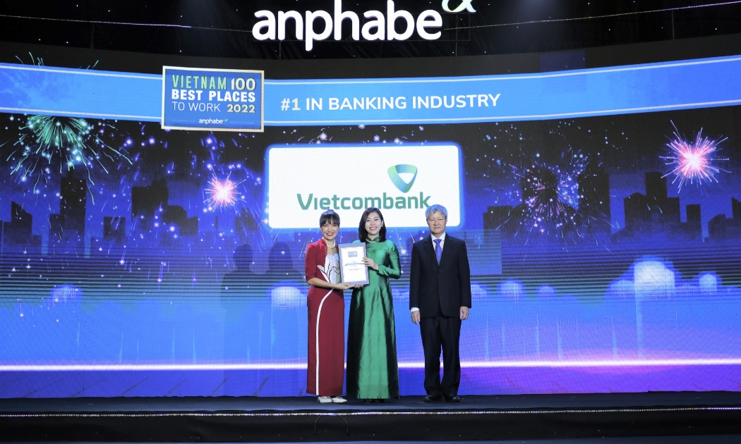Đại diện Vietcombank, bà Nguyễn Thị Minh Hải - Phó trưởng Văn phòng đại diện Khu vực phía Nam (đứng giữa) nhận chứng nhận từ Ban tổ chức.