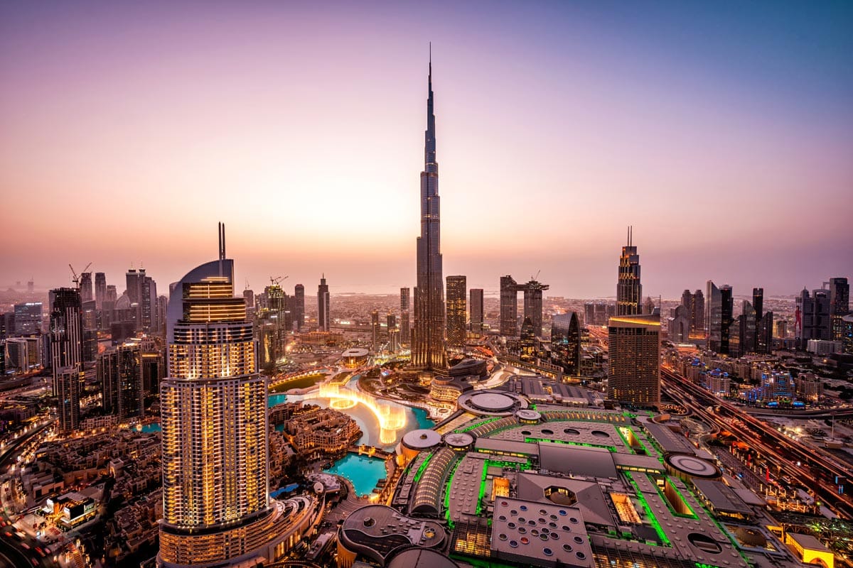 Ngoài dịch vụ du lịch, ở Dubai, du khách phương Tây được phép uống rượu và có cuộc sống về đêm tự do. 