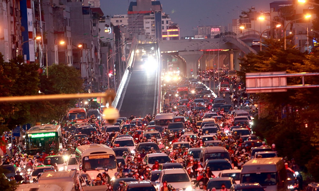 Ngã Tư Sở thường xảy ra ùn tắc nghiêm trọng trong những khung giờ cao điểm hay trong ngày mưa rét