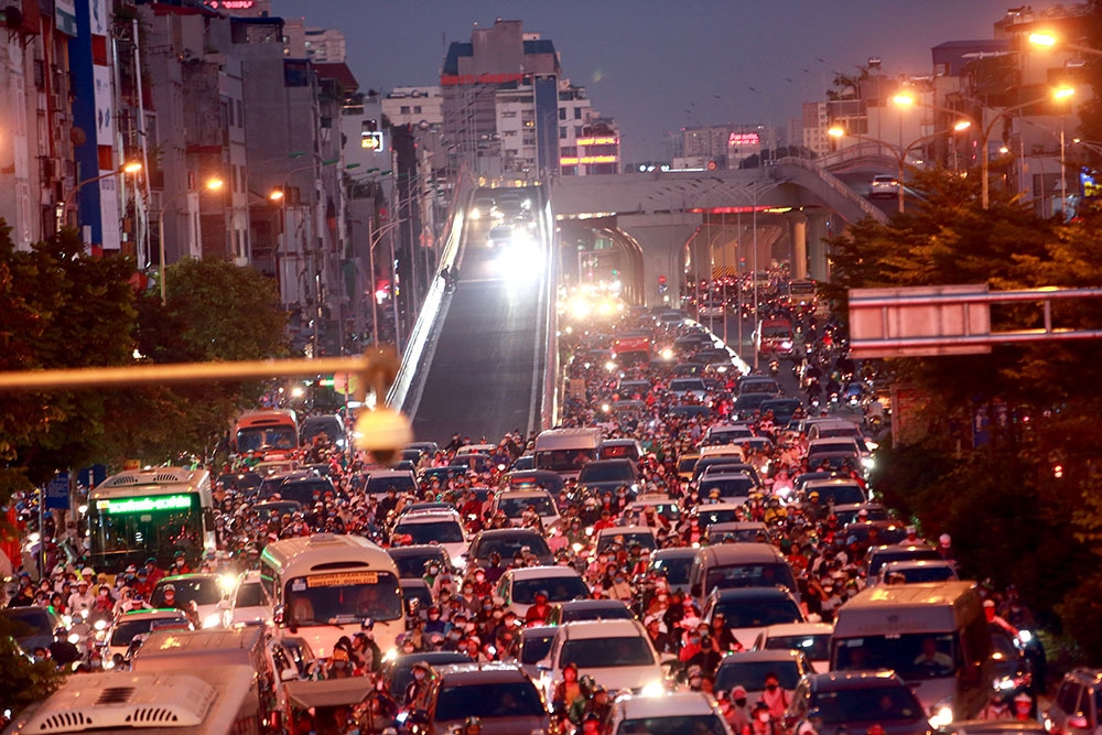 Ngã Tư Sở thường xảy ra ùn tắc nghiêm trọng trong những khung giờ cao điểm hay trong ngày mưa rét