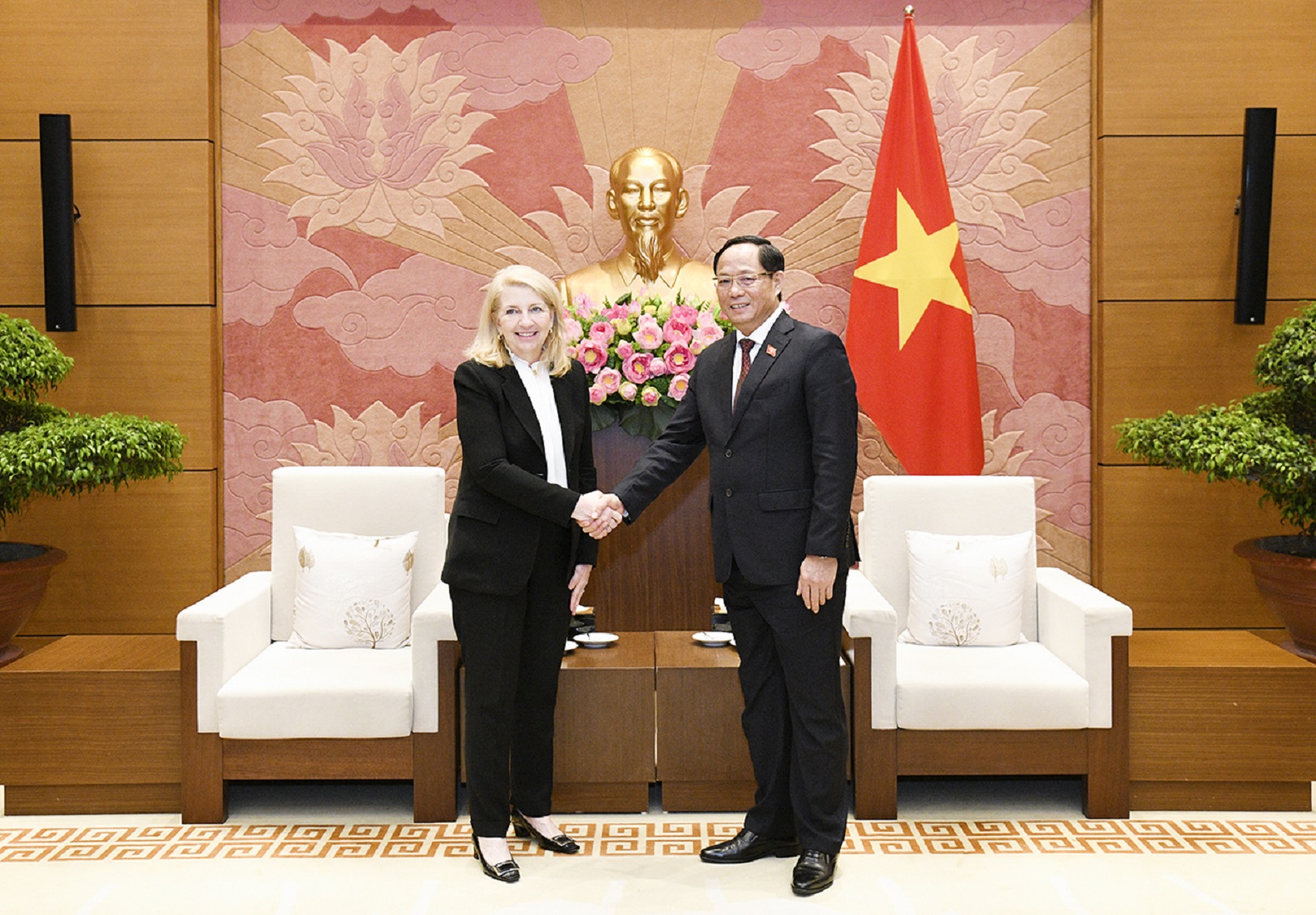 Phó Chủ tịch Quốc hội Trần Quang Phương tiếp bà Catherine Russell. Ảnh VPG.