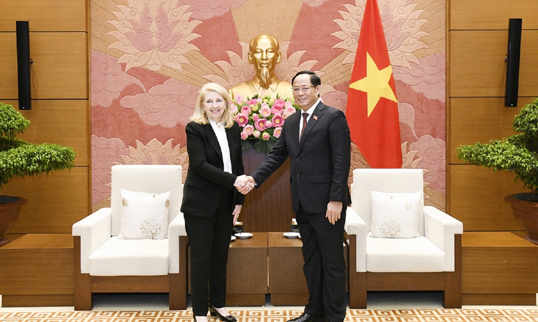 Phó Chủ tịch Quốc hội Trần Quang Phương tiếp bà Catherine Russell. Ảnh VPG.