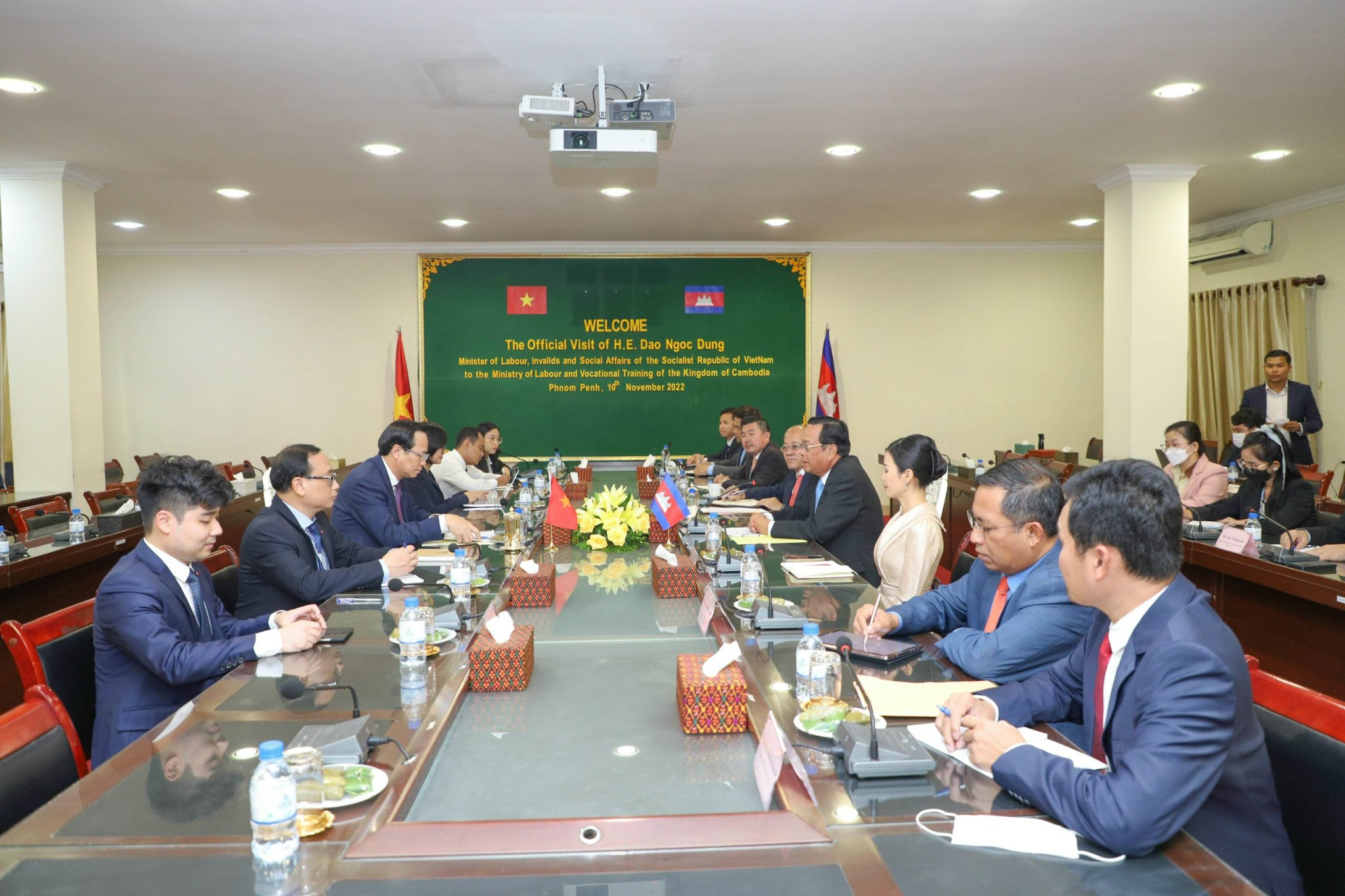 Hội đàm giữa Bộ Lao động - Thương binh và Xã hội Việt Nam và Bộ Lao động và Đào tạo nghề Campuchia. Ảnh - MOLISA. 
