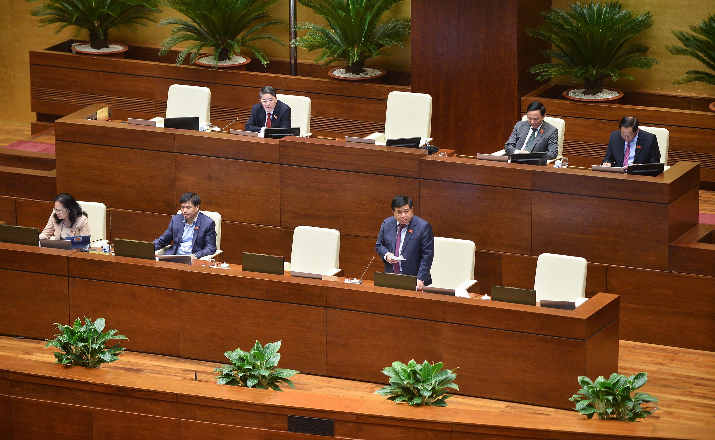 Bộ trưởng Bộ Kế hoạch v&agrave; Đầu tư Nguyễn Ch&iacute; Dũng giải tr&igrave;nh, l&agrave;m r&otilde; một số vấn đề đại biểu Quốc hội quan t&acirc;m - Ảnh: Quochoi.vn.