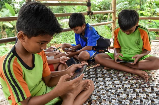Trẻ em Indonesia lướt Internet bằng Wi-Fi miễn phí do chính quyền làng Karanganyar ở quận Ciamis, Tây Java cung cấp.