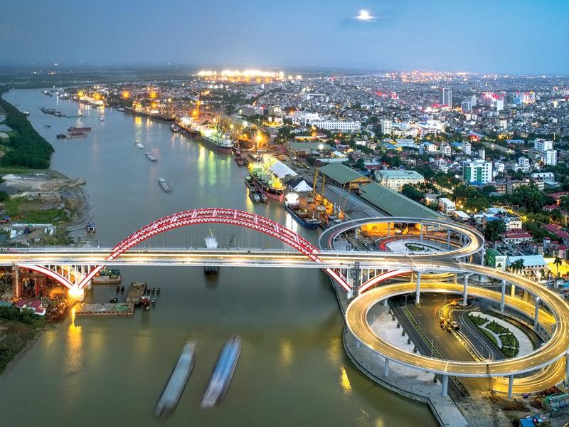“Thành phố Cảng” Hải Phòng là địa phương hiếm hoi sở hữu đầy đủ 5 loại hình giao thông: đường bộ, đường thủy, đường biển, đường sắt, đường hàng không.