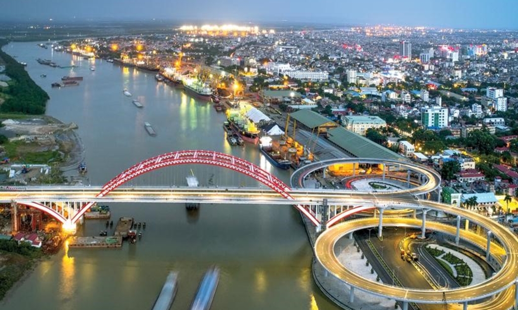 “Thành phố Cảng” Hải Phòng là địa phương hiếm hoi sở hữu đầy đủ 5 loại hình giao thông: đường bộ, đường thủy, đường biển, đường sắt, đường hàng không.