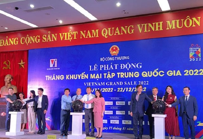 C&aacute;c đại biểu nhấn n&uacute;t ph&aacute;t động.