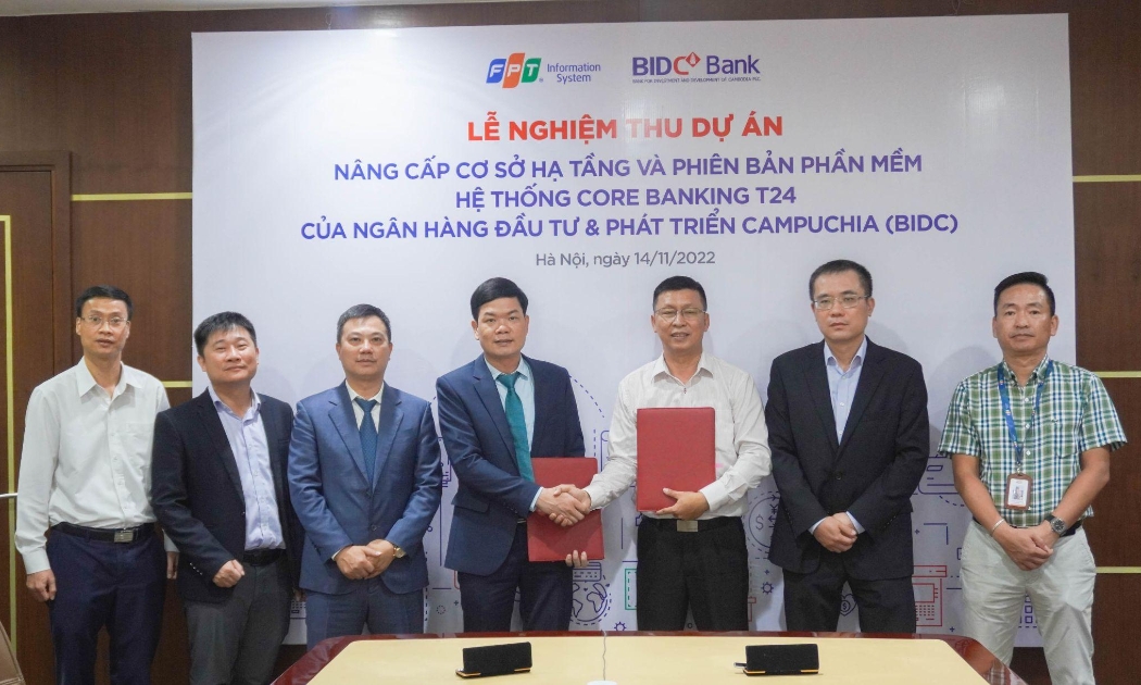 Đại diện FPT IS và BIDC ký biên bản nghiệm thu dự án.