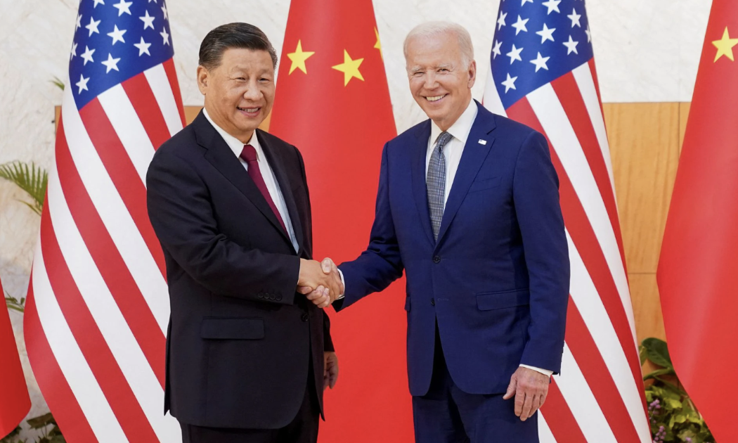 Chủ tịch Trung Quốc Tập Cận Bình (trái) và Tổng thống Mỹ Joe Biden trong cuộc gặp thượng đỉnh ở Bali ngày 14/11 - Ảnh: Reuters.