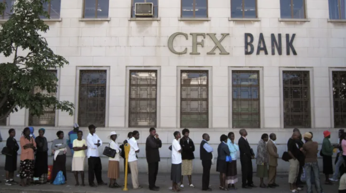 Nguời dân Venezuela xếp hàng rút tiền ở ngân hàng hồi năm 2008. Đến nay, lạm phát vẫn là một vấn đề lớn của nền kinh tế nước này - Ảnh: Getty/CNBC.