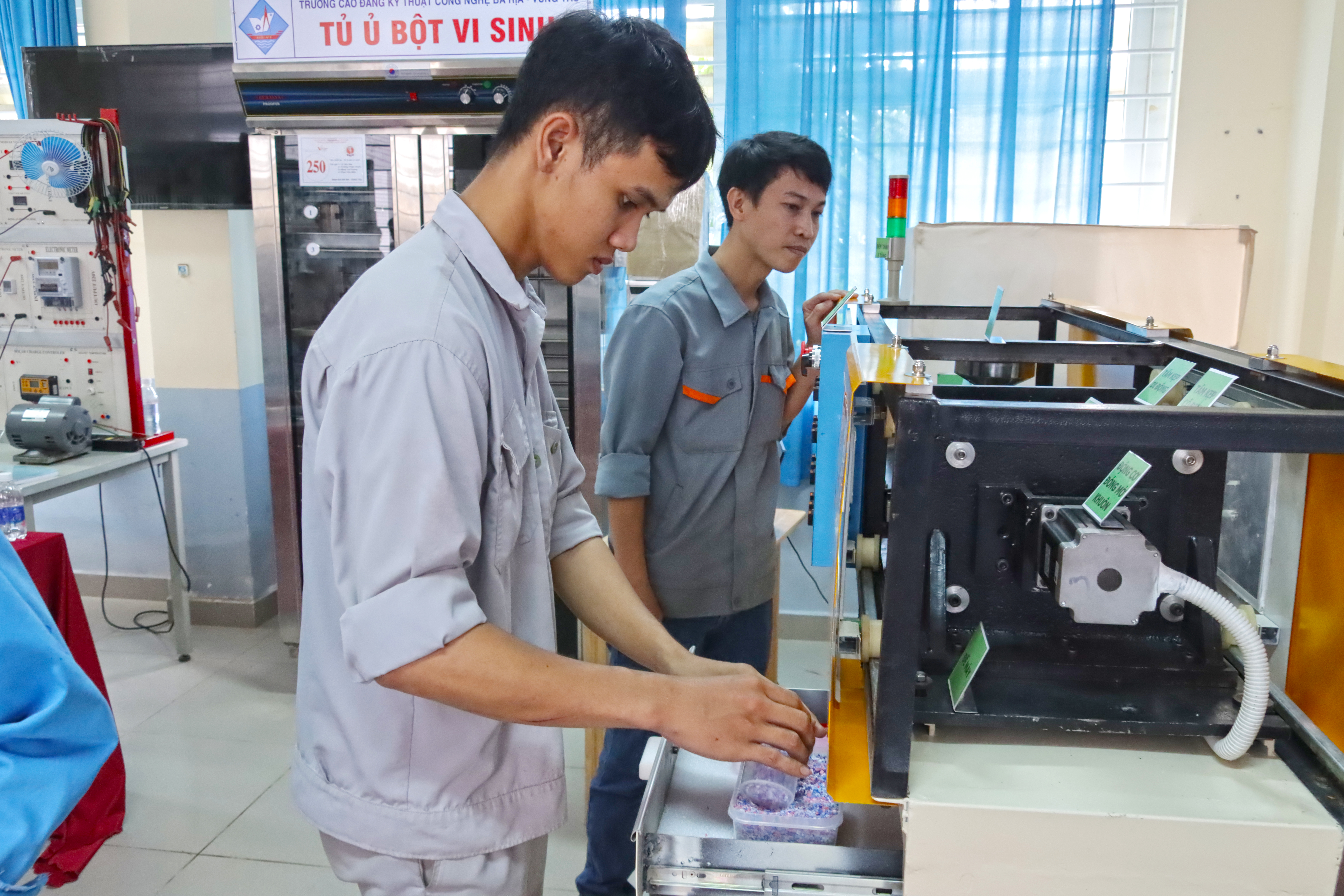Sinh viên thực hành kỹ năng nghề. 