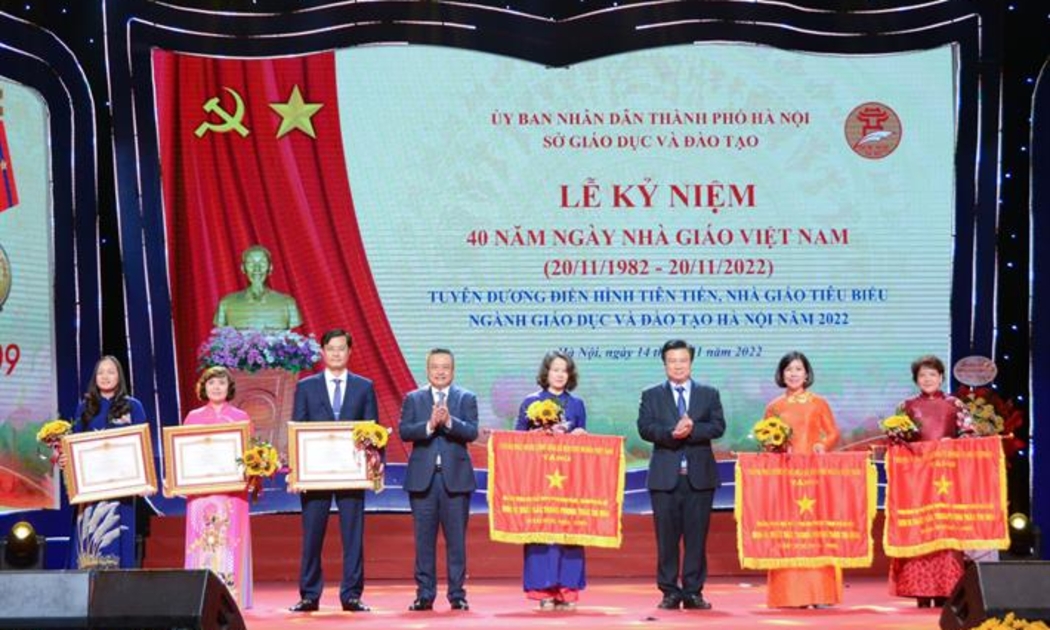 Chủ tịch UBND thành phố Hà Nội Trần Sỹ Thanh và Thứ trưởng Bộ GDĐT Nguyễn Hữu Độ đã trao Cờ thi đua xuất sắc của Chính phủ cho các cá nhân, tập thể tiêu biểu. Ảnh: Bộ Giáo dục và Đào tạo.