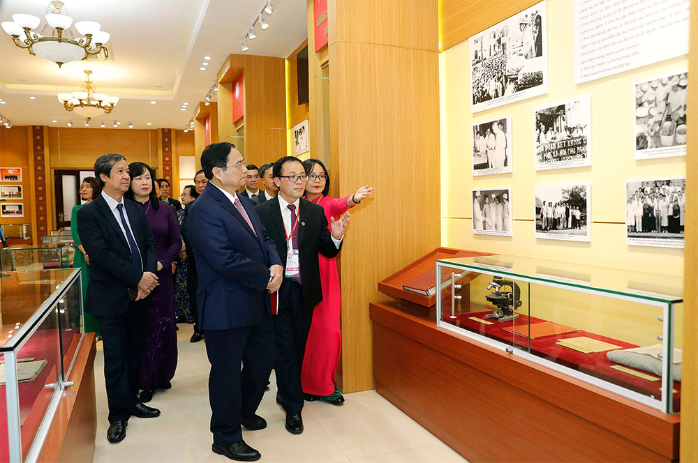 Thủ tướng Phạm Minh Chính thăm Phòng truyền thống của Trường Đại học Y Hà Nội. Ảnh: TTXVN