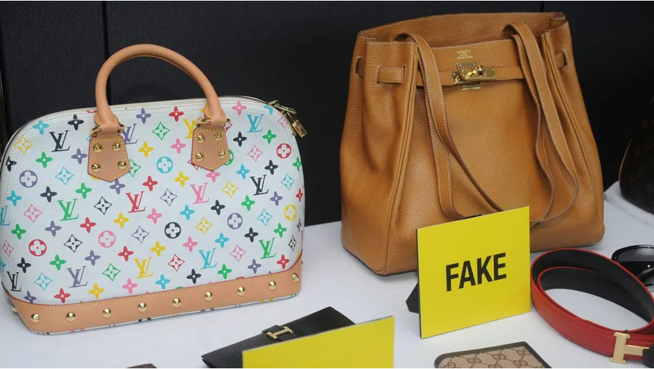 Những chiếc túi Louis Vuitton giả đang được trưng bày tại bảo tàng Musée De La Contrefaçon.