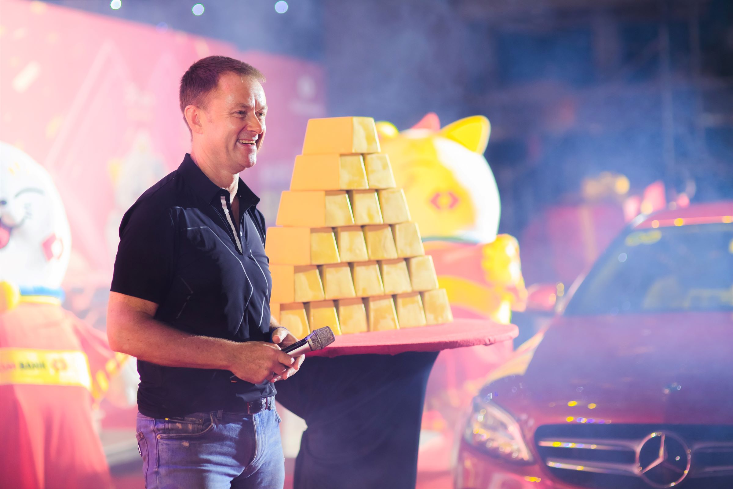 Gi&aacute;m đốc Khối Ng&acirc;n h&agrave;ng b&aacute;n lẻ Techcombank Darren Buckley chia sẻ tại sự kiện ra mắt chương tr&igrave;nh.