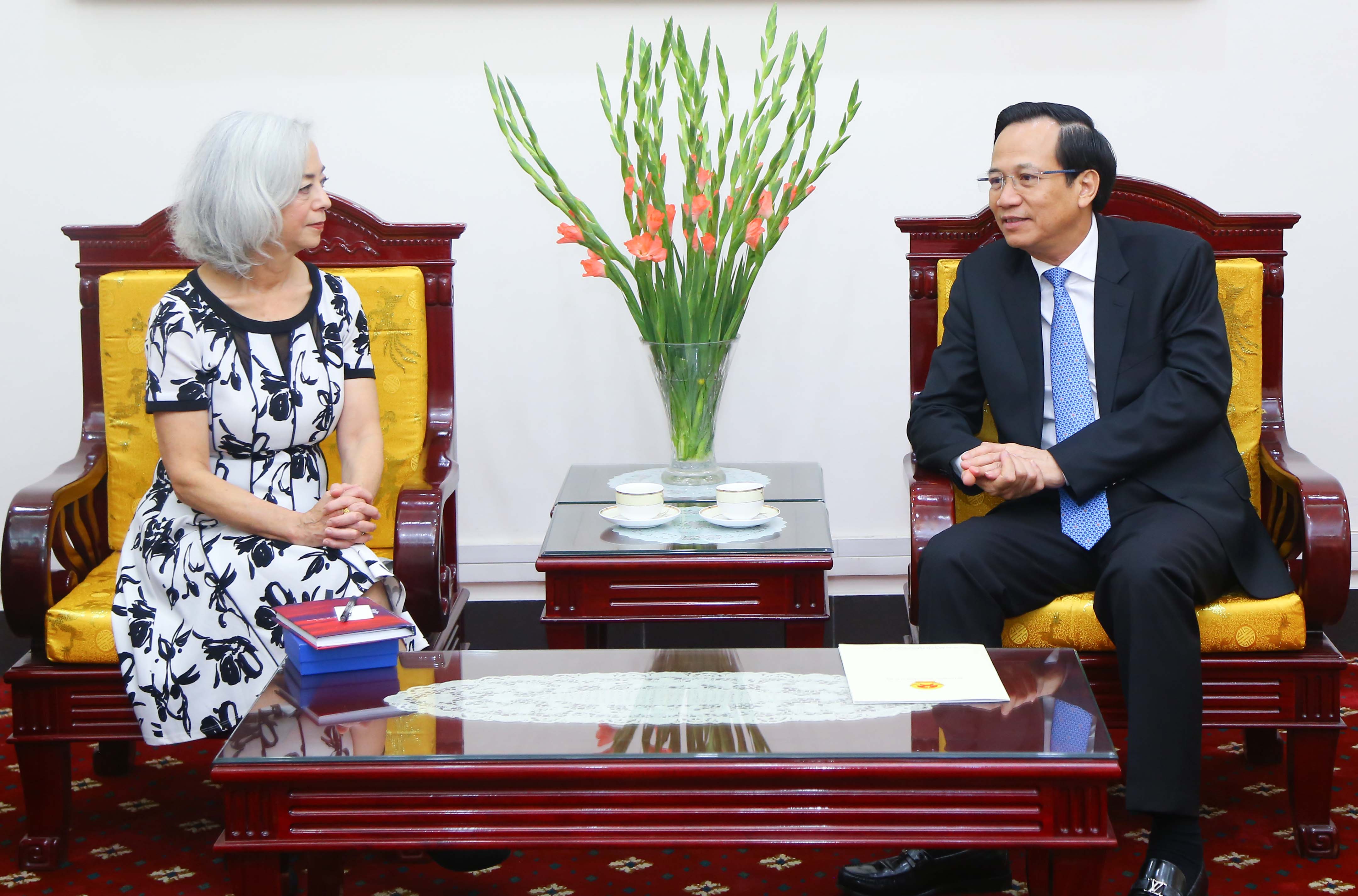 Bộ trưởng Bộ Lao động - Thương binh và Xã hội Đào Ngọc Dung tiếp xã giao bà Thea Lee, Phó Thứ trưởng phụ trách các vấn đề lao động quốc tế của Bộ Lao động Hoa Kỳ. Ảnh - MOLISA.