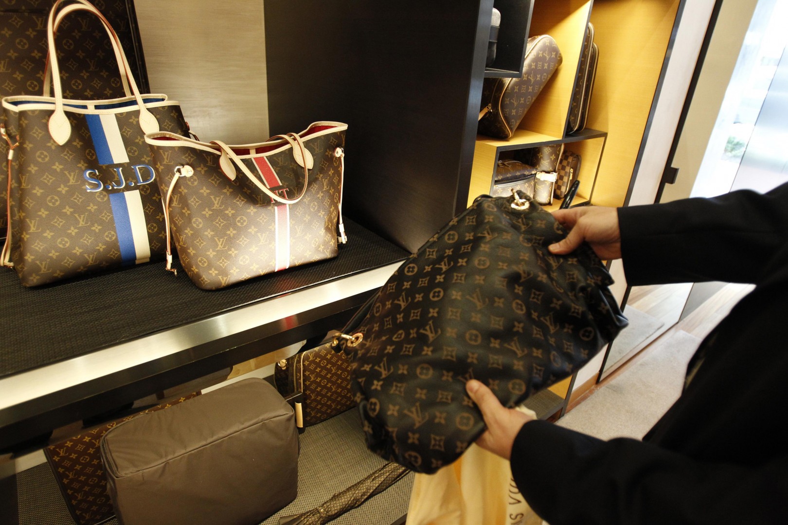 T&uacute;i x&aacute;ch của LouisVuitton l&agrave; mặt h&agrave;ng được l&agrave;m giả nhiều bậc nhất thế giới.