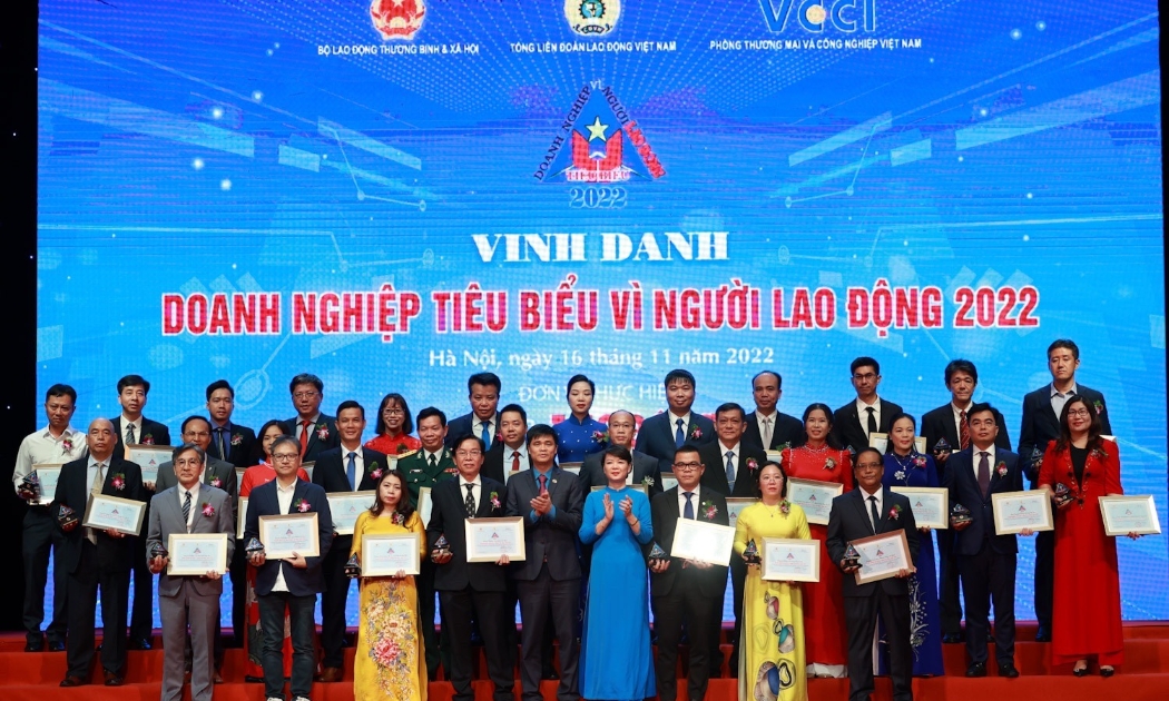 Đại diện các doanh nghiệp được vinh danh “Doanh nghiệp tiêu biểu vì người lao động”. Ảnh - Hải Nguyễn.