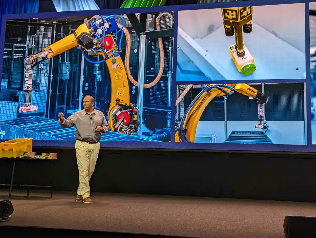 Ông Joseph Quinlivan, Phó chủ tịch giám sát các nhóm phát triển robot, giới thiệu về Sparrow. Ảnh: Tech Crunch