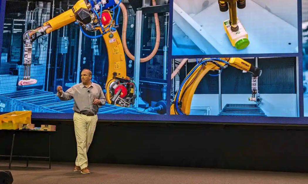 Ông Joseph Quinlivan, Phó chủ tịch giám sát các nhóm phát triển robot, giới thiệu về Sparrow. Ảnh: Tech Crunch