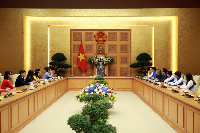 Phó Thủ tướng Vũ Đức Đam: Mỗi người chúng ta không quên ghi ơn từ đáy lòng đối với những đóng góp của hàng chục triệu thầy cô giáo các thế hệ, trực tiếp là hơn 1 triệu cán bộ, giáo viên đang giảng dạy, hoạt động trong lĩnh vực giáo dục - Ảnh: VGP/Đình Nam