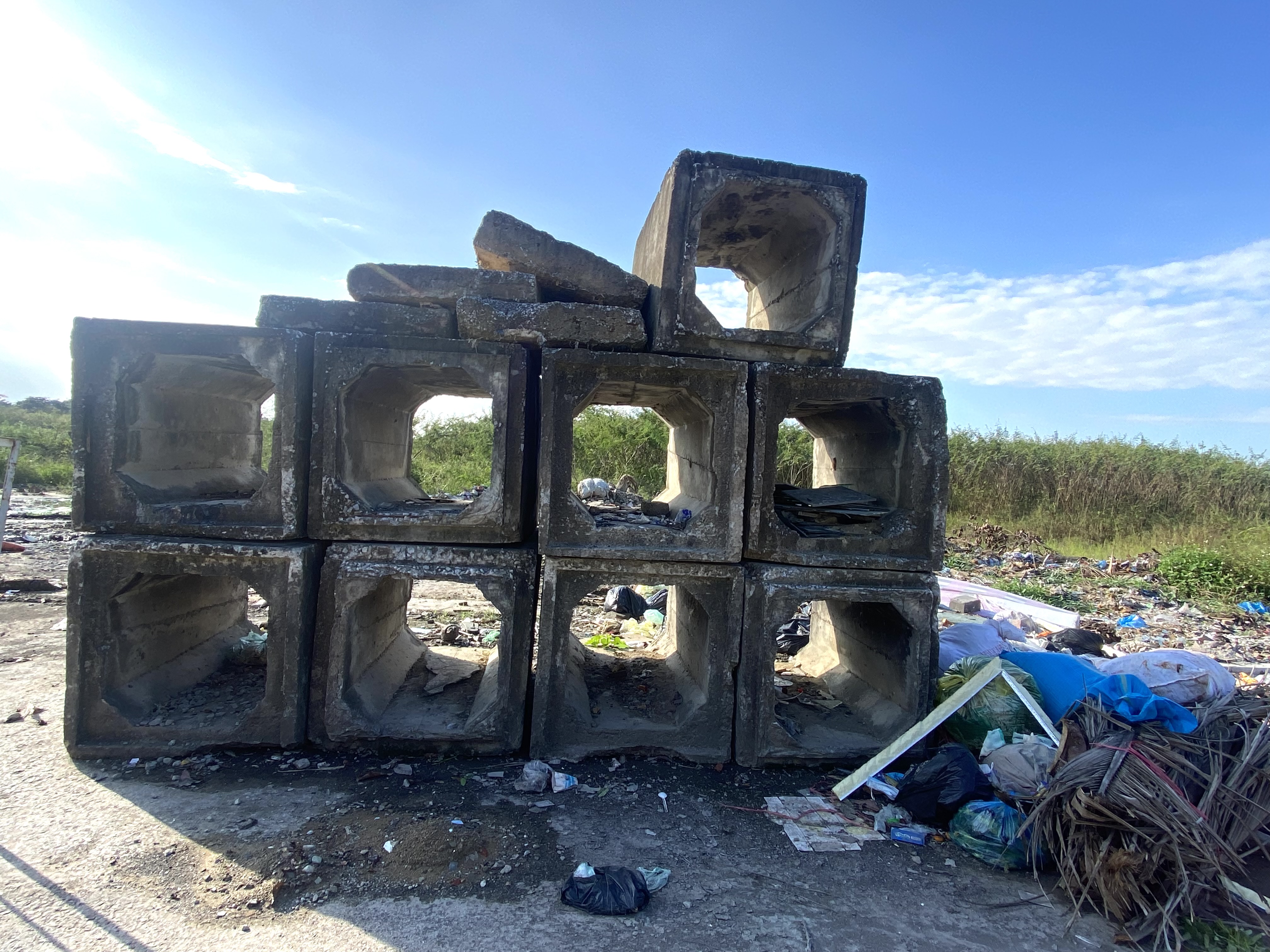 Vật liệu thi c&ocirc;ng dự &aacute;n phơi nắng, mưa suốt thời gian qua