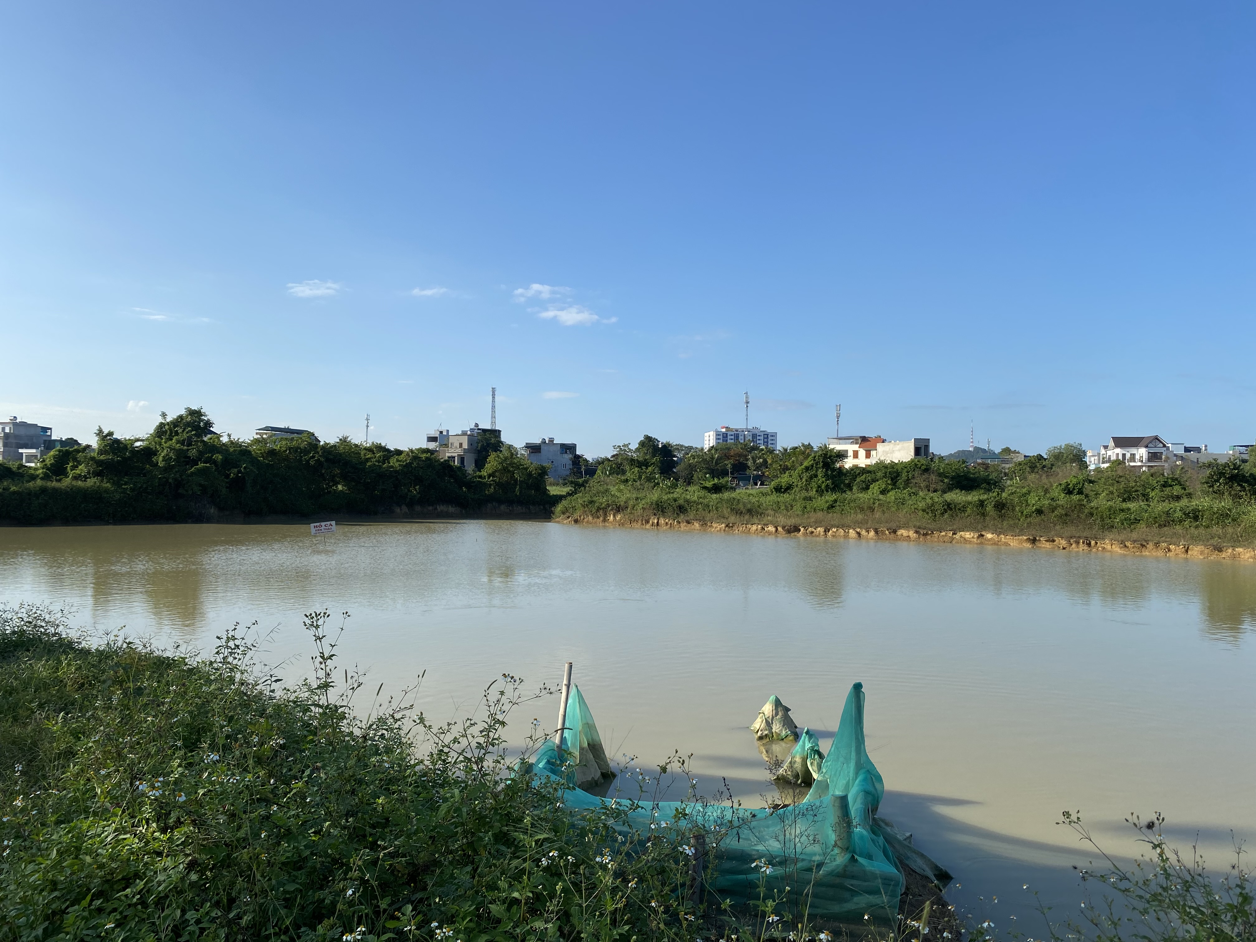 Hồ nước b&ecirc;n trong dự &aacute;n trở th&agrave;nh nu&ocirc;i thả c&aacute;