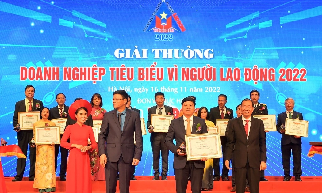 Đồng chí Hoàng Quang Phòng - Phó Chủ tịch VCCI (bên phải) trao Bằng khen “Doanh nghiệp tiêu biểu vì người lao động” của VCCI và đồng chí Nguyễn Ngọc Hiển - Ủy viên Đoàn Chủ tịch Tổng Liên đoàn Lao động Việt Nam, Tổng biên tập báo Lao Động (bên trái) tặng Kỷ niệm chương cho ông Hồng Quang - Thành viên HĐQT kiêm Giám đốc Khối Nhân sự, Chủ tịch Công đoàn Vietcombank - đại diện Vietcombank.