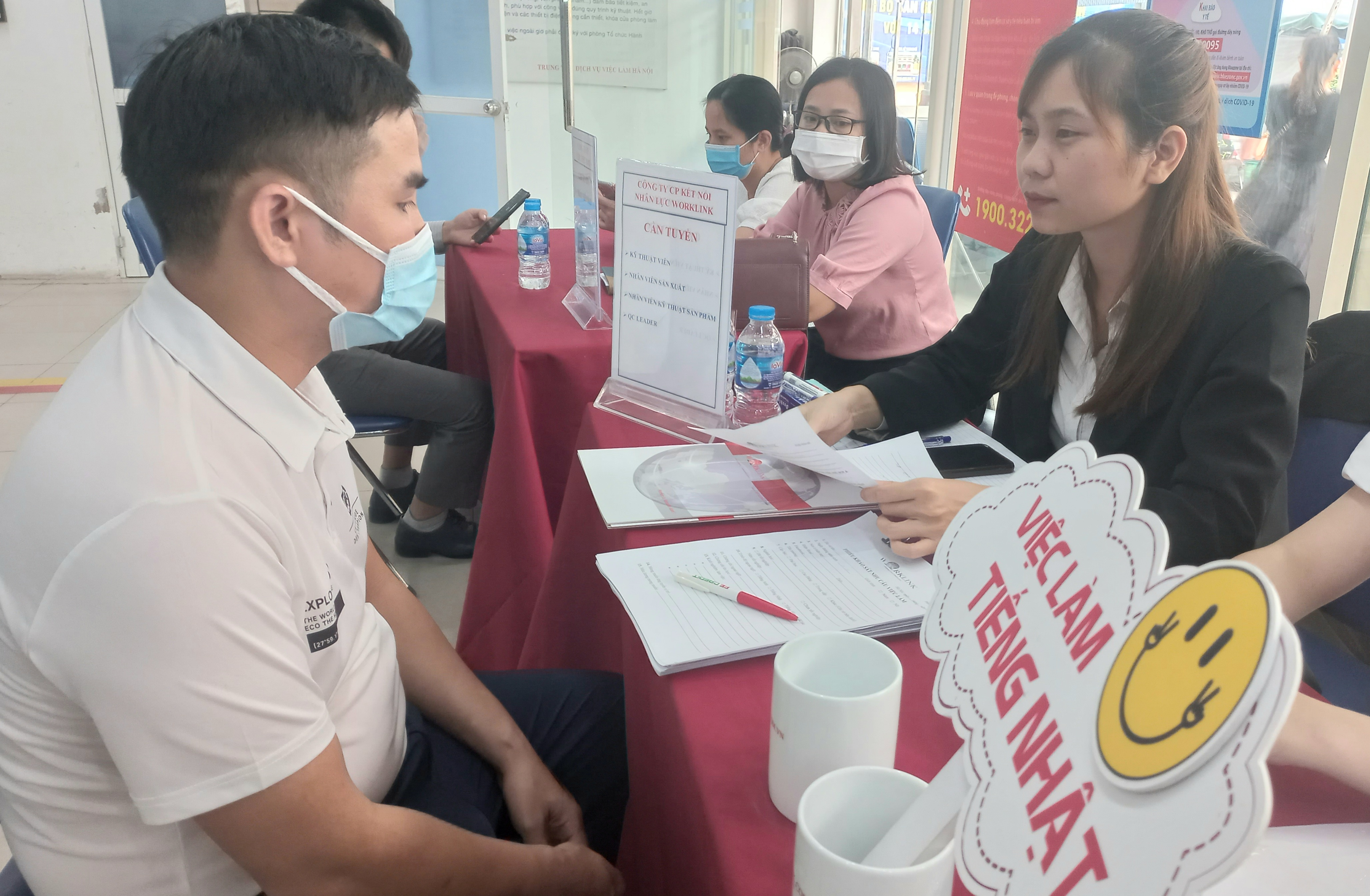 Lao động phỏng vấn tìm việc làm tại một doanh nghiệp Nhật Bản. Ảnh - N.Dương. 