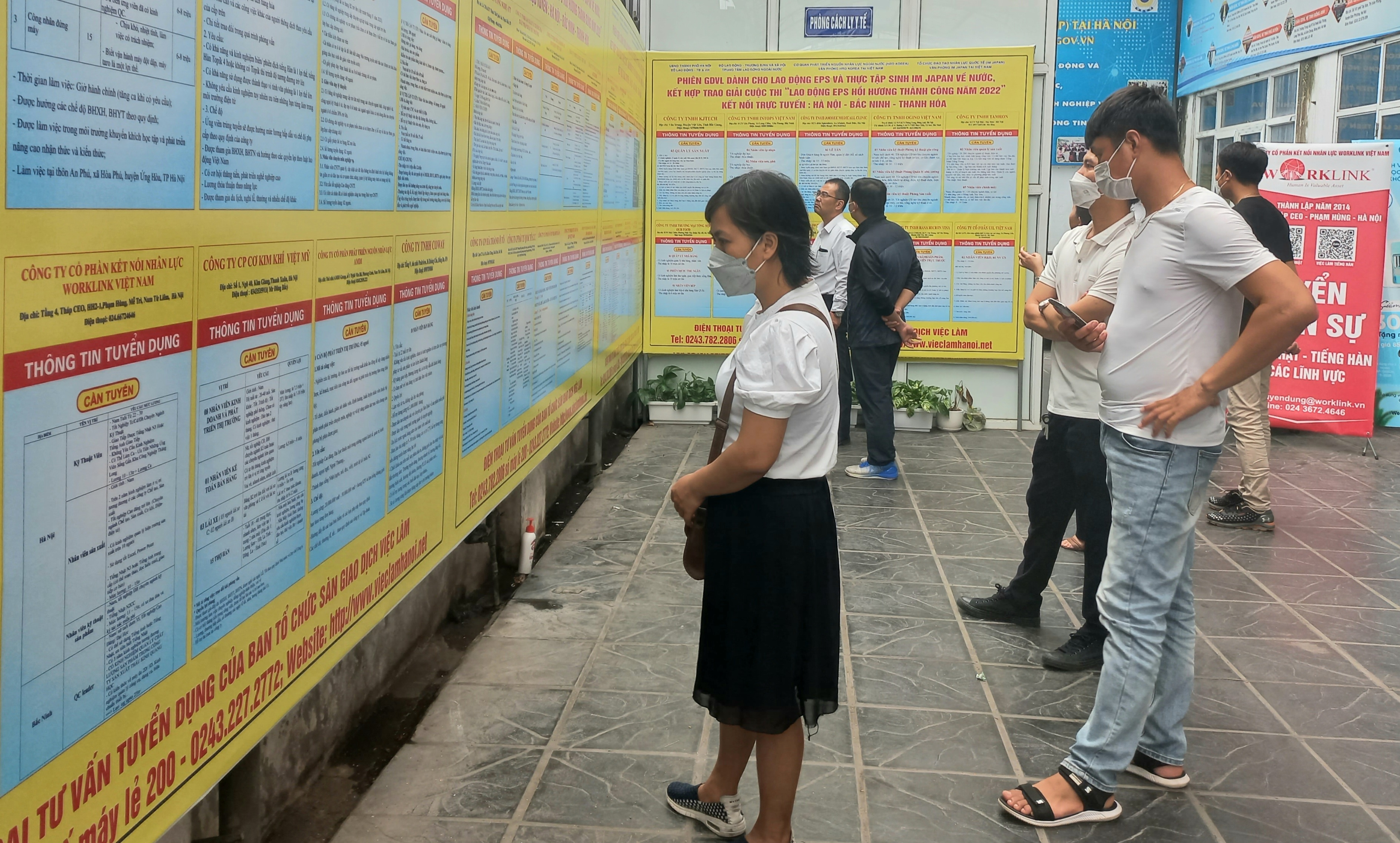 Người lao động tìm hiều thông tin việc làm tại Sàn việc làm Hà Nội. Ảnh - N.Dương. 