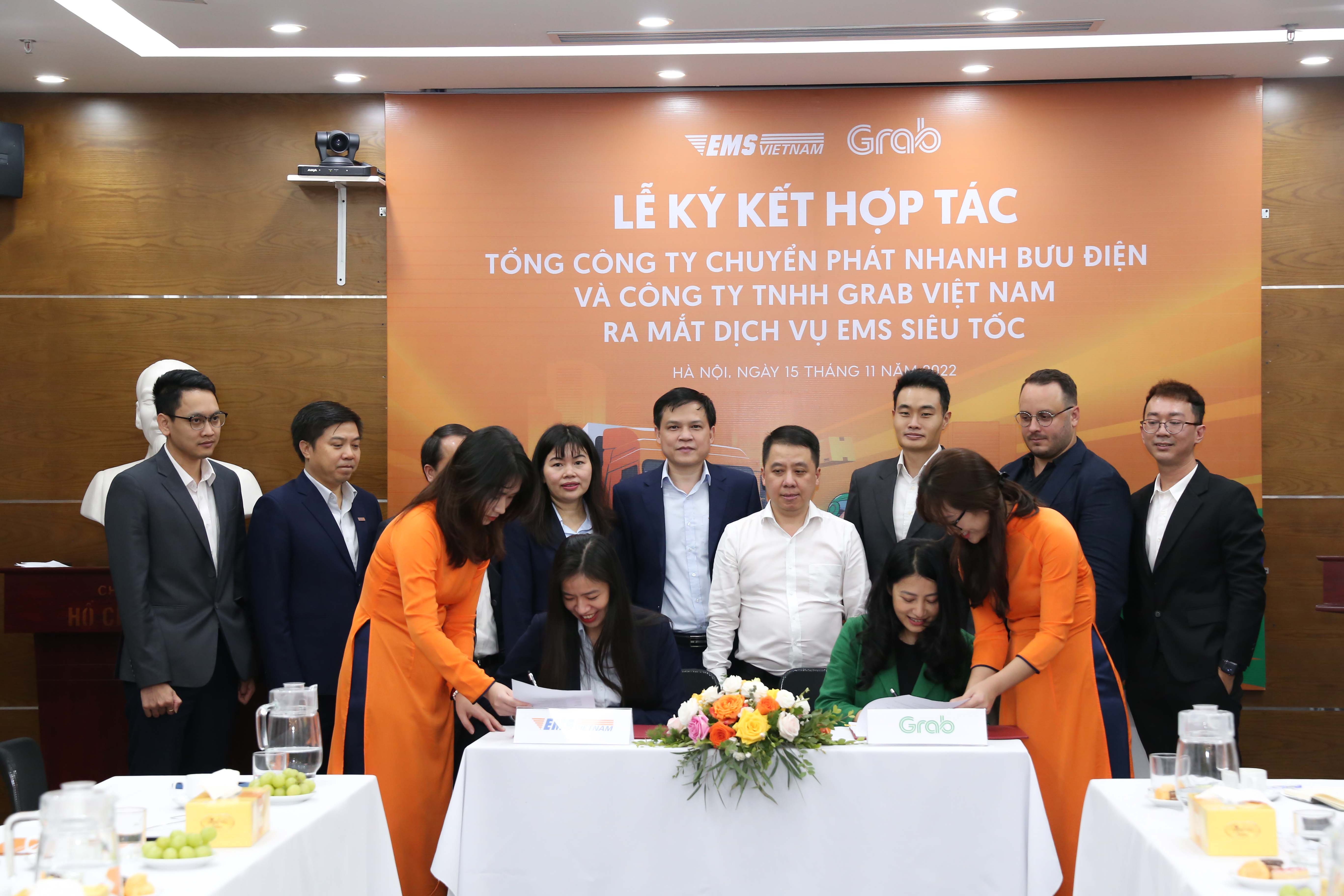 Đại diện lãnh đạo hai bên tại lễ ký kết.