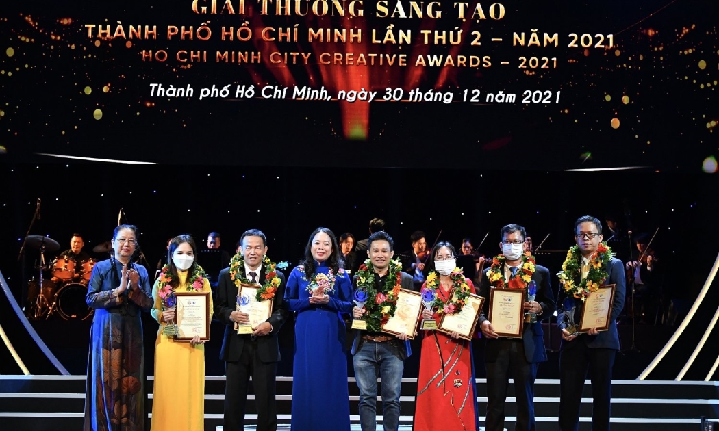 Phó Chủ tịch nước Võ Thị Ánh Xuân trao Giải thưởng sáng tạo TP.HCM lần thứ 2 - năm 2021 (Ảnh: Việt Dũng)