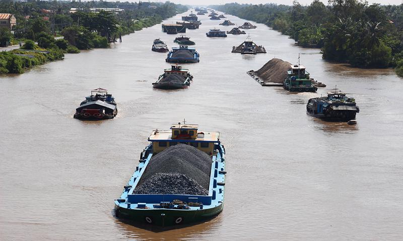 Dự án nạo vét, mở rọng luồng đường thủy kênh Chợ Gạo giai đoạn 2 với kinh phí hơn 1.300 tỷ đồng đang được gấp rút thi công giúp khai thông tuyến giao thông thủy ngắn nhất từ TP.HCM đi các tỉnh ĐBSCL.