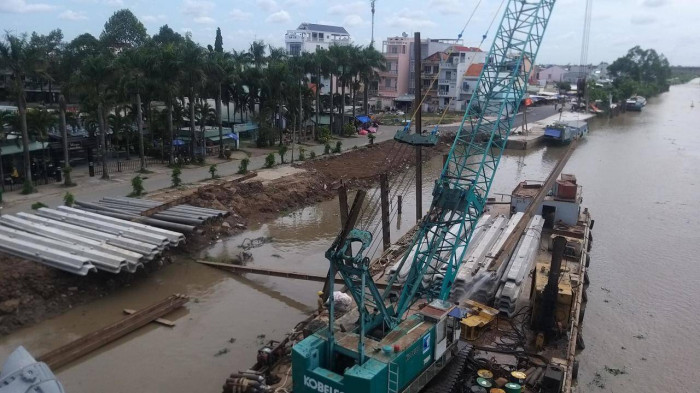 Thi công gói thầu kè chống sạt lở đoạn đi qua thị trấn Chợ Gạo. Ảnh: Lê Lối.