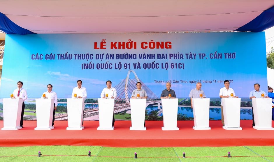 Thủ tướng Phạm Minh Chính và các đại biểu nhấn nút khởi công các gói thầu thuộc dự án Đường Vành đai phía tây thành phố Cần Thơ - Ảnh: VGP